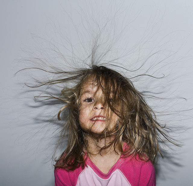 Почему волосы электризуются при сушке