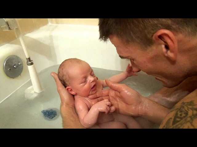 Слит пап. Мужчина купает младенца. Дети в ванной с папой. Подмывание новорожденного ребенка. Подмывание мальчиков новорожденных.