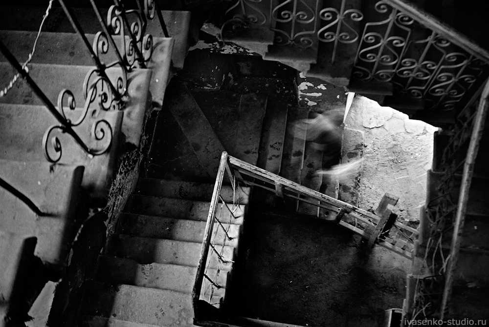 Сон приснилась лестница. Лестница во сне. Старая лестница. Сломанная лестница. Лестница из сна.