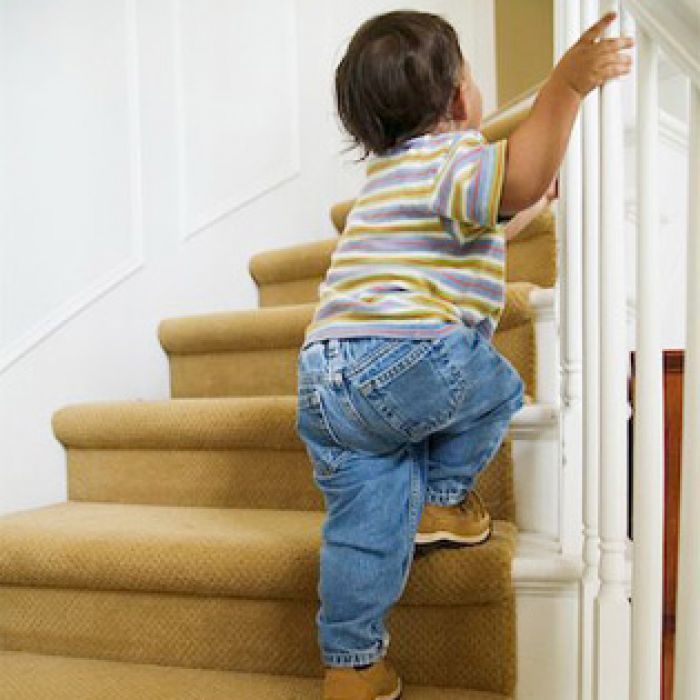 На ступеньку вскакивает хлопчик. Ребенок поднимается по лестнице. Ступени для детей. Ступенька для детей. Мальчик на лестнице.