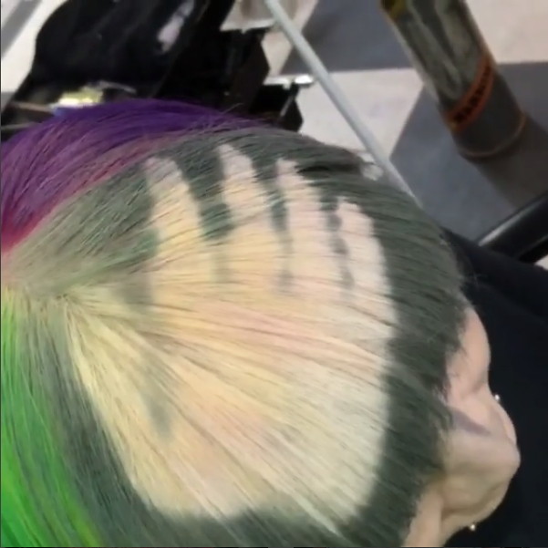 Какой краской окрашивать ранее окрашенные волосы