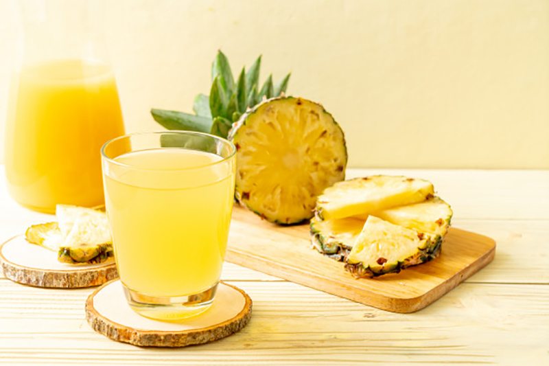 Зачем мужчинам пить ананасовый сок. Ананасовый Фреш. Ананасовый сок витамины. Свежевыжатый ананасовый сок. Сок из ананаса.