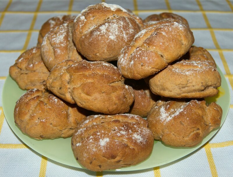 Из ржаной муки в духовке. Булочка с тмином. Ржаная булочка чесночная. Булочки из ржаной муки.