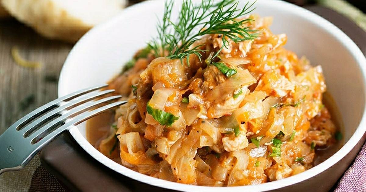 Курица с капустой и картошкой. Белокочанная капуста тушеная. Тушёная капуста с мясом. Тушёная капуста с мясрм. Тушеная капуста с фаршем.