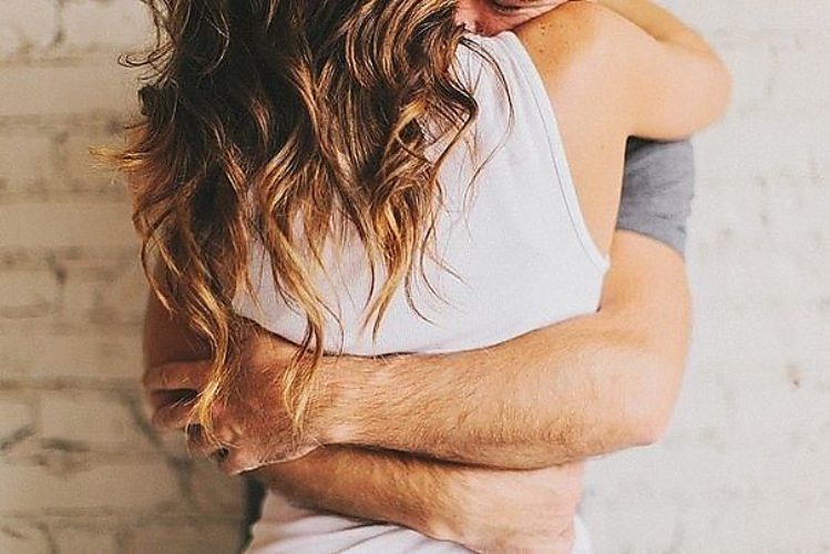 Фото где парень обнимает девушку со спины