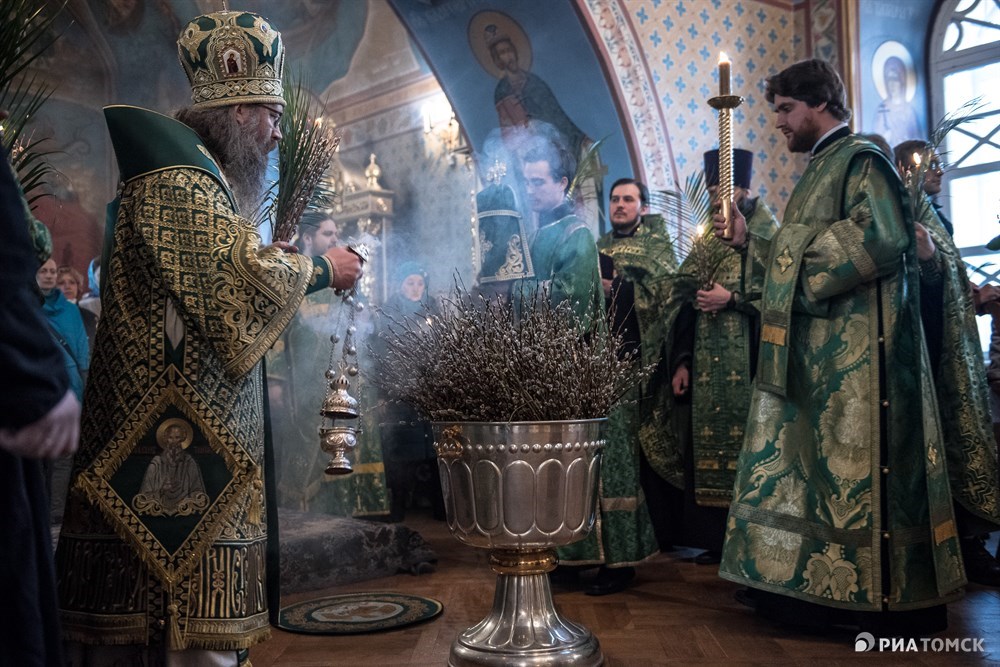 Можно убираться на кладбище перед вербным воскресеньем. Вербное воскресенье в Коломенском. Вербное воскресенье в Задонском мужском монастыре.