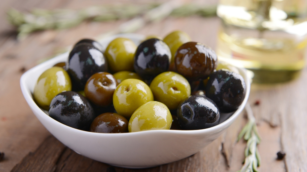 Маслины польза и вред для организма консервированные. Kalamata Olives. Маслины натуральные. Оливки и маслины.