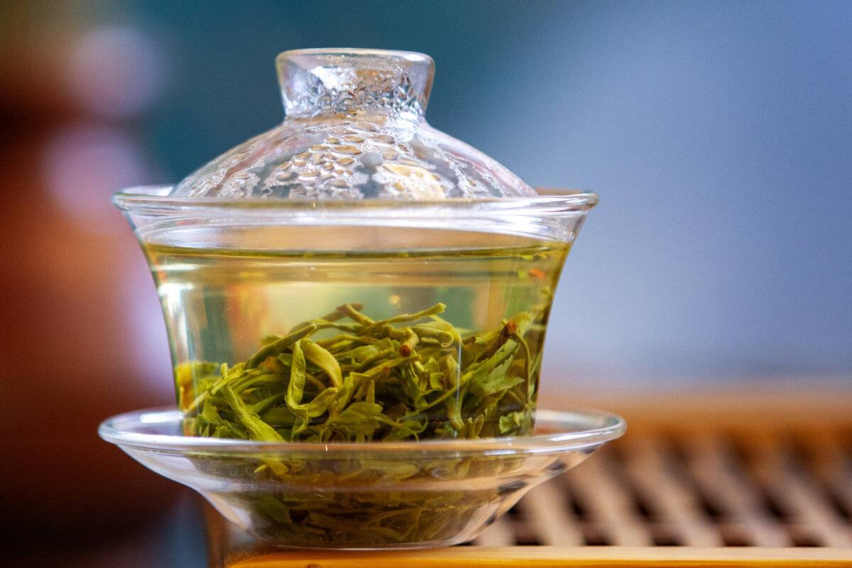 Зеленый чай вечером. Зеленый чай (китайский, Лисма). Чай зеленый "чай Великого императора". Зеленый чай и Лемонграсс. Мао Цзянь чай заварка.