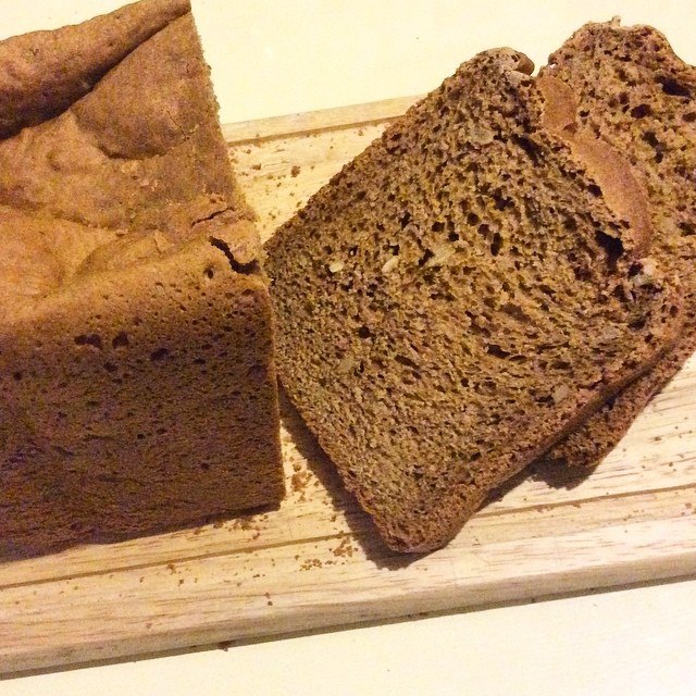Черный хлеб для волос. Маска из хлеба. Глофа для хлеба. Мякиш черного хлеба. Черные точки на хлебе.