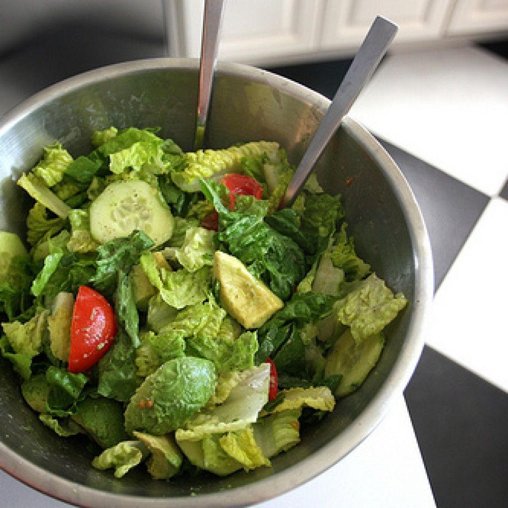 Овощной салат без заправки. Зеленый салат диетический. Салат из зеленых овощей. Овощные салаты для похудения. Зеленый салат с авокадо.