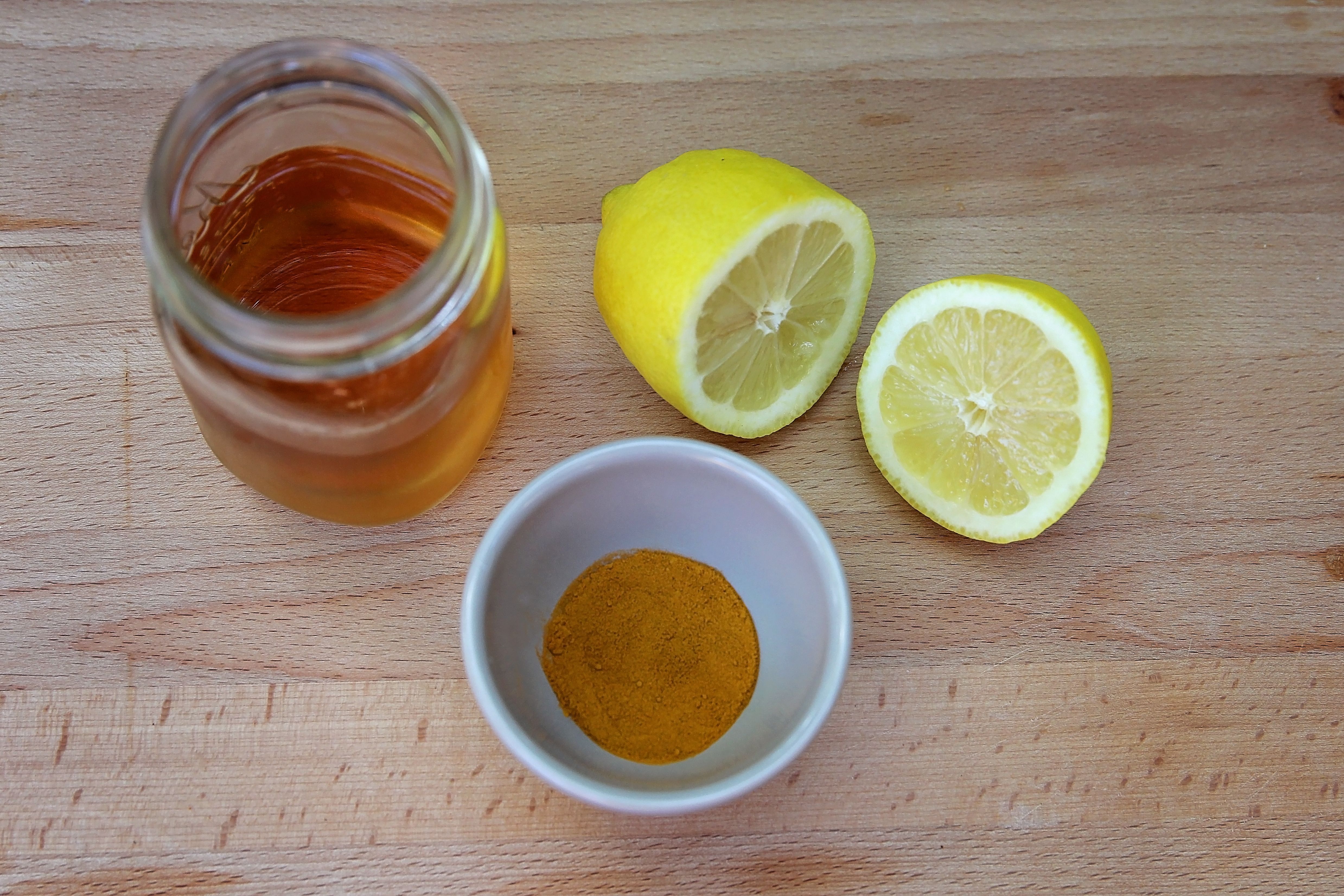Сок лимона для лица. Маска из меда с лимонным соком. Маска для лица из лимонной цедры. Лимон с куркумой. Настой из мёда куркумы и лимона.