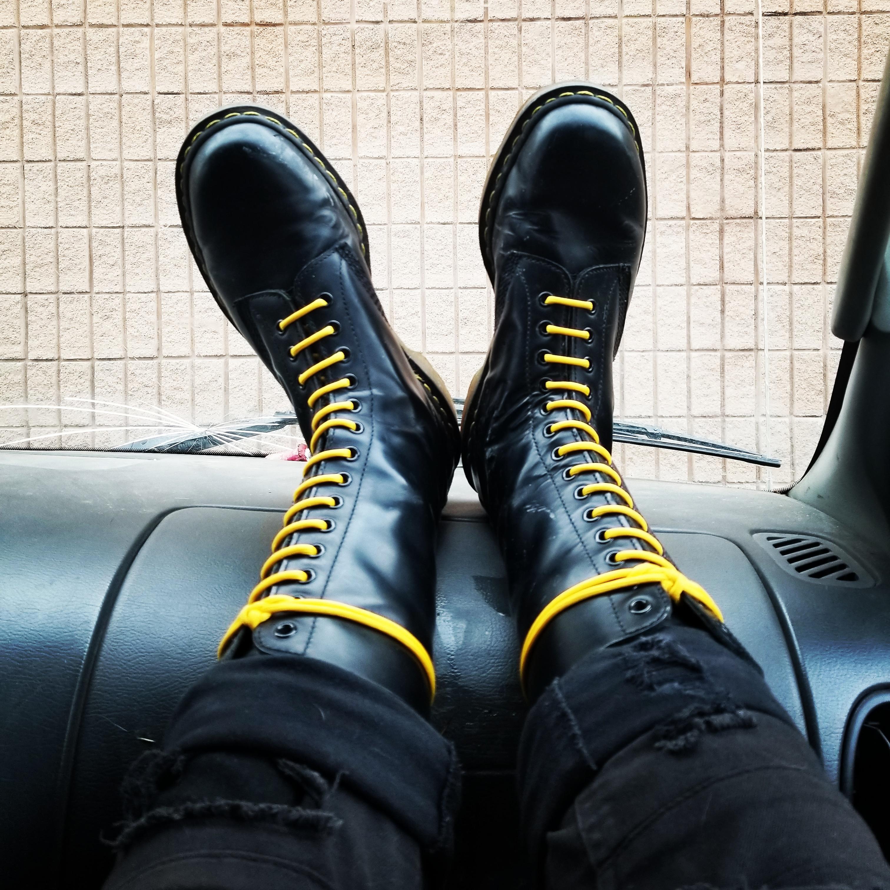 Берцы с желтыми шнурками. Берцы доктор Мартинс. Мартинсы 1460. Dr Martens Classic Yellow. Dr Martens Lace.