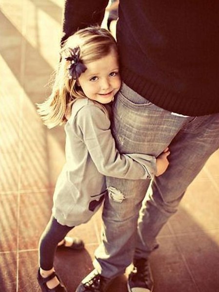 Daddy girls video. Отец и дочь. Маленькая девочка с папой. Папа обнимает дочь.