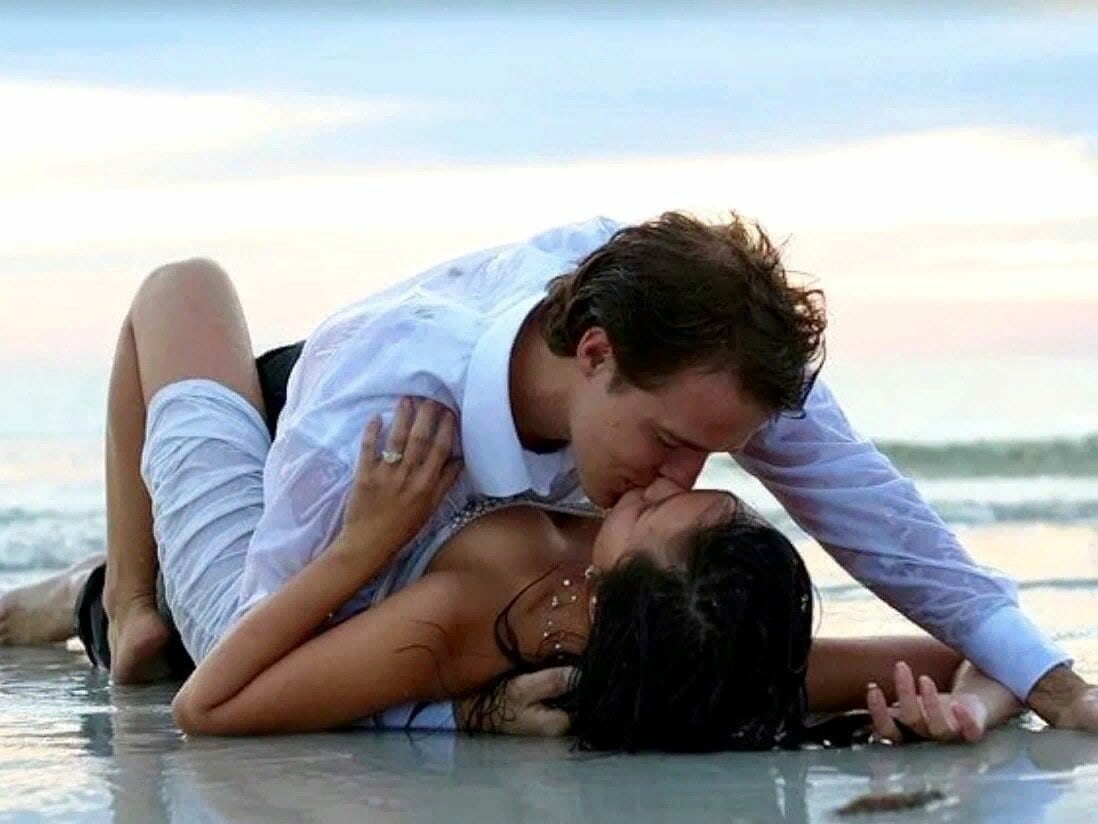 Красивая любовь взрослое. Красивые пары. Поцелуй на берегу моря. Романтичный мужчина. Красивые влюбленные пары.