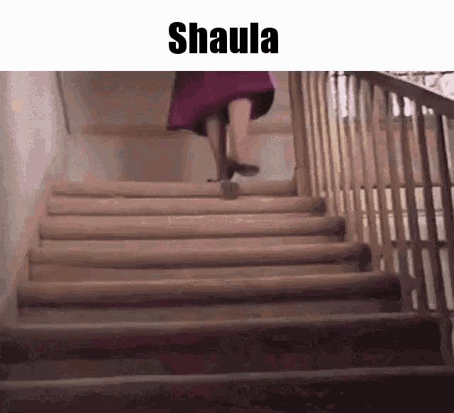 Дамы потихоньку пошли за поднимавшимся по лестнице. Падает с лестницы. Скатывается по лестнице. Спускается с лестницы. Девушка спускается по лестнице.