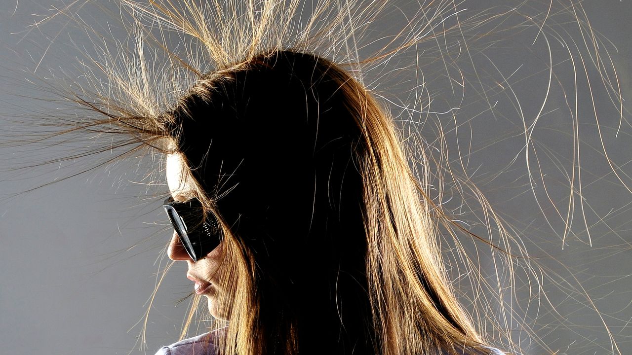 Волосы сильно электризуются. Волосы электризуются. Статическое электричество волосы. Электризованные волосы. Электричество в волосах.