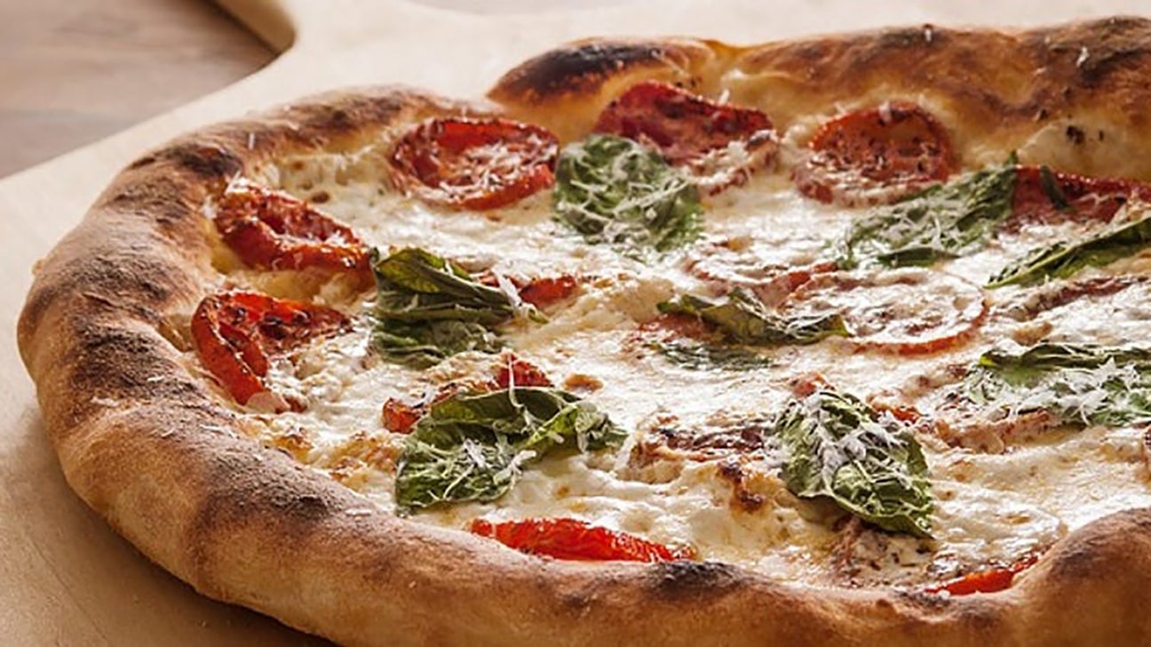 Рецепт теста для пиццы классический итальянский. Пицца классическая. Итальянское тесто для пиццы. Традиционная итальянская пицца. Классическая пицца на тонком тесте.