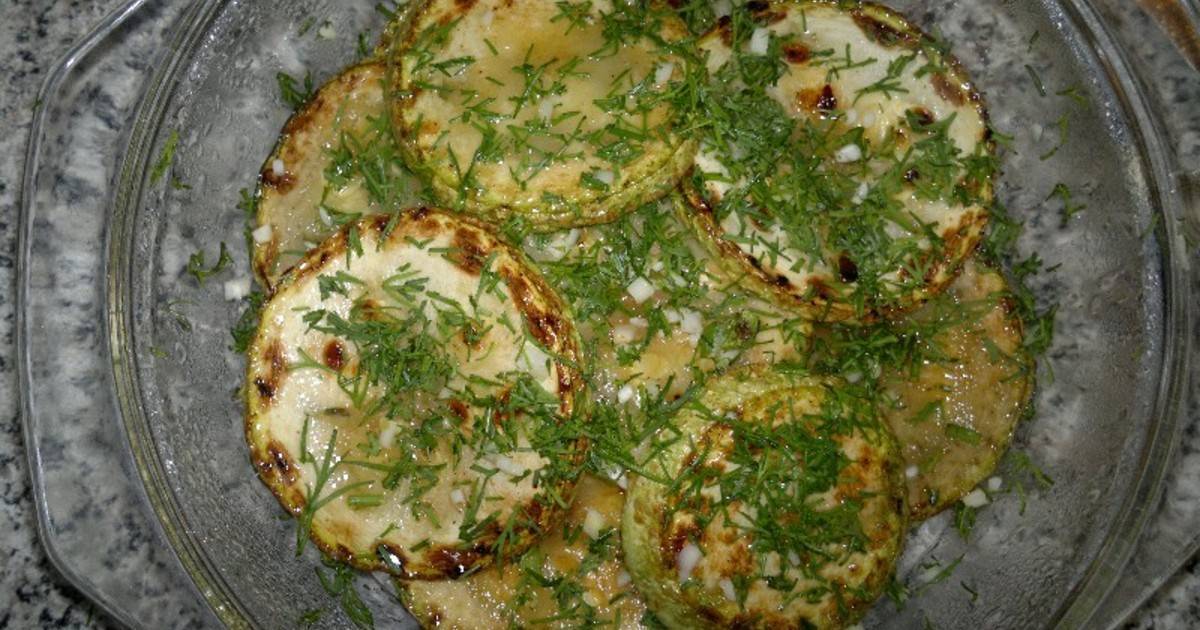 Кабачки жареные кружочками с чесноком. Жареные кабачки кружочками на сковороде. Кабачки на сковороде с чесноком. Жареные кабачки кружочками на сковороде с чесноком.