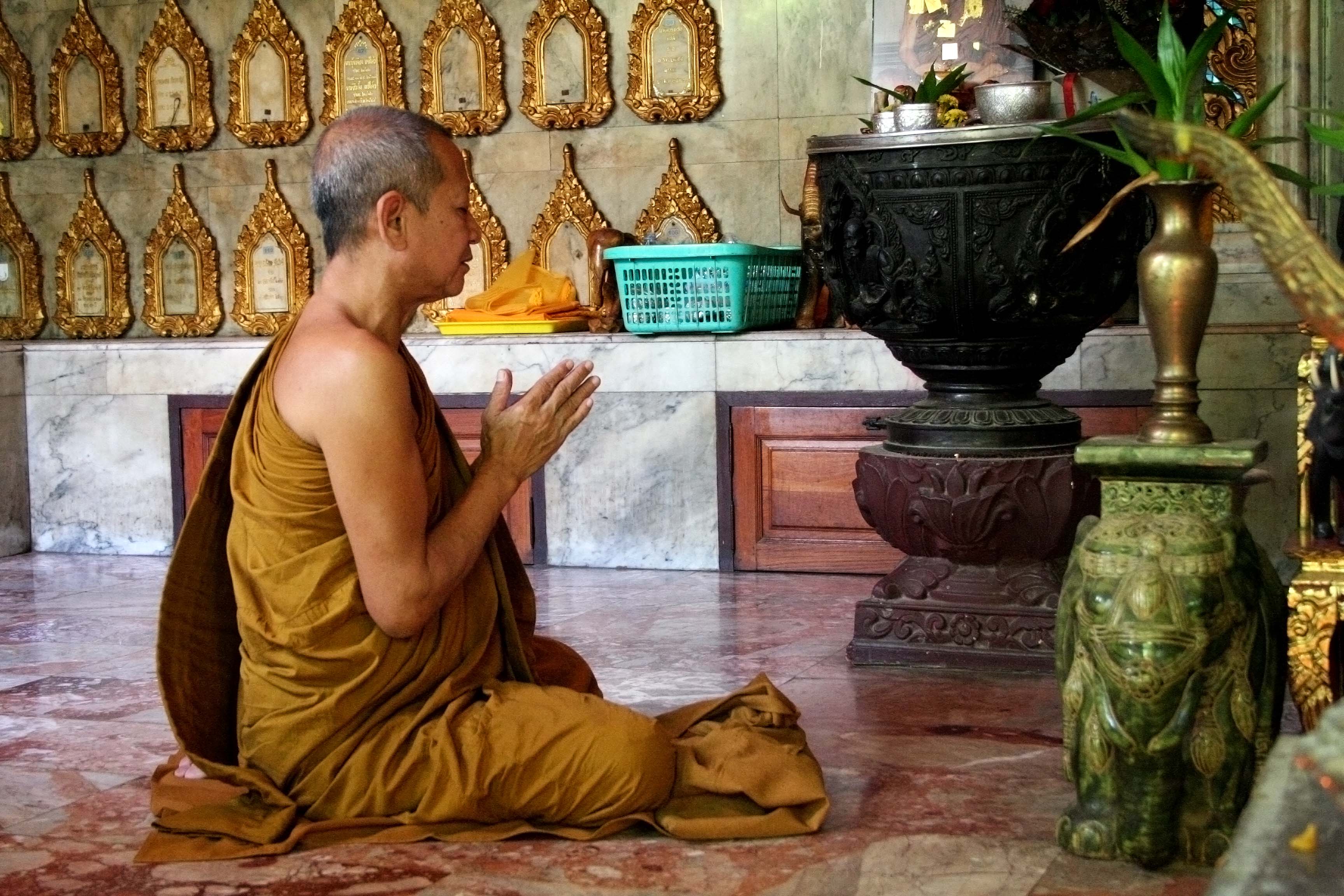Храм молчание. Монах Амитабхи. Буддийский монах в храме Тайланда. Монах Кумараджива. Будда монах.