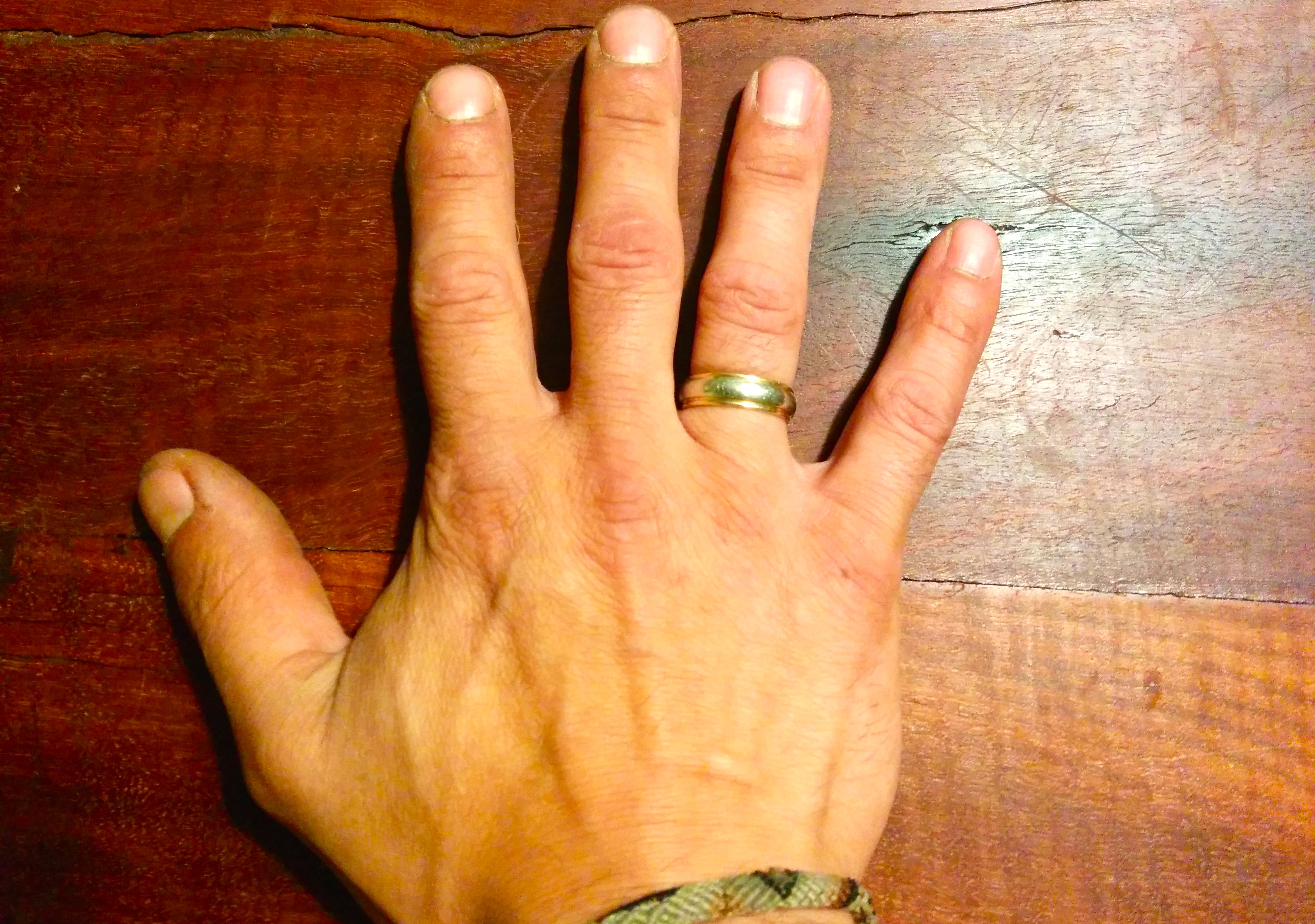 Парни без пальцев. Мужские обручальные кольца на руке. Мужские пальцы. Мужское обручальное кольцо на пальце.