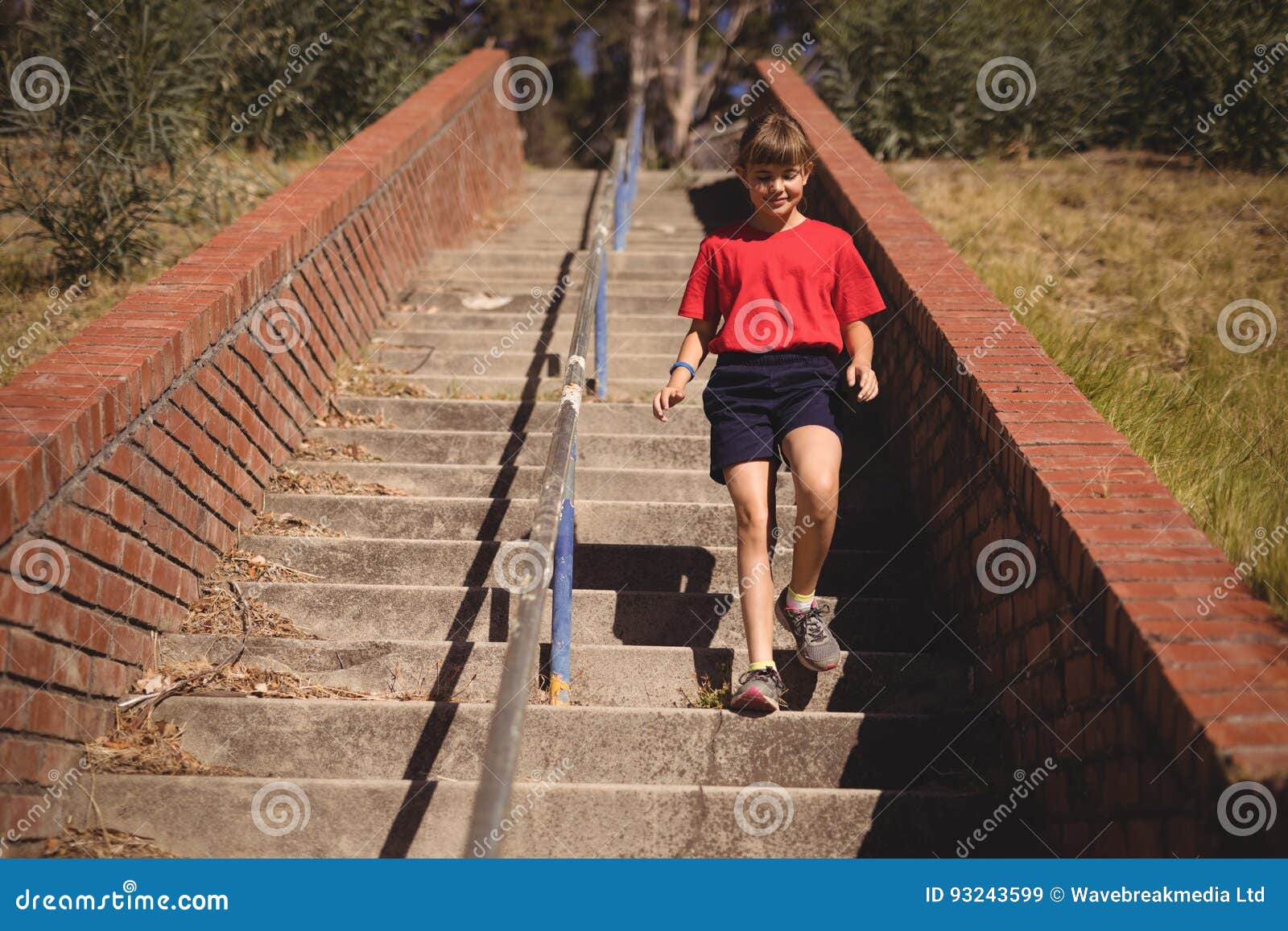 Обнаруживают что забыли опустить лестницу. Человек спускается по лестнице. Человек спускается по ступенькам. Селовек спускаеися по лес Нице. Человек спускается с лестницы.