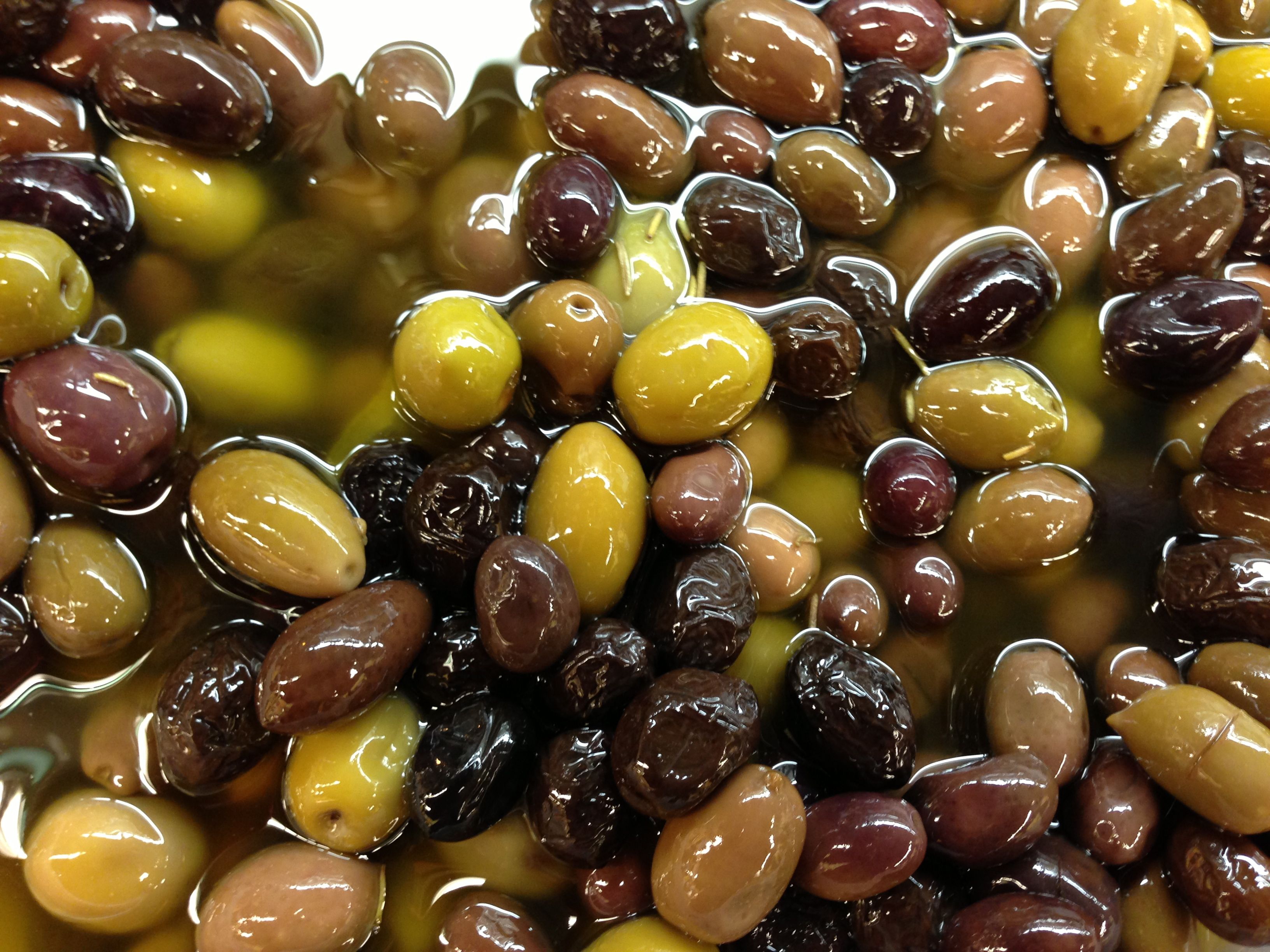 Копченые оливки. Оливки. Оливки с орехами. Итальянские зеленые оливки. Оливки средиземноморские.