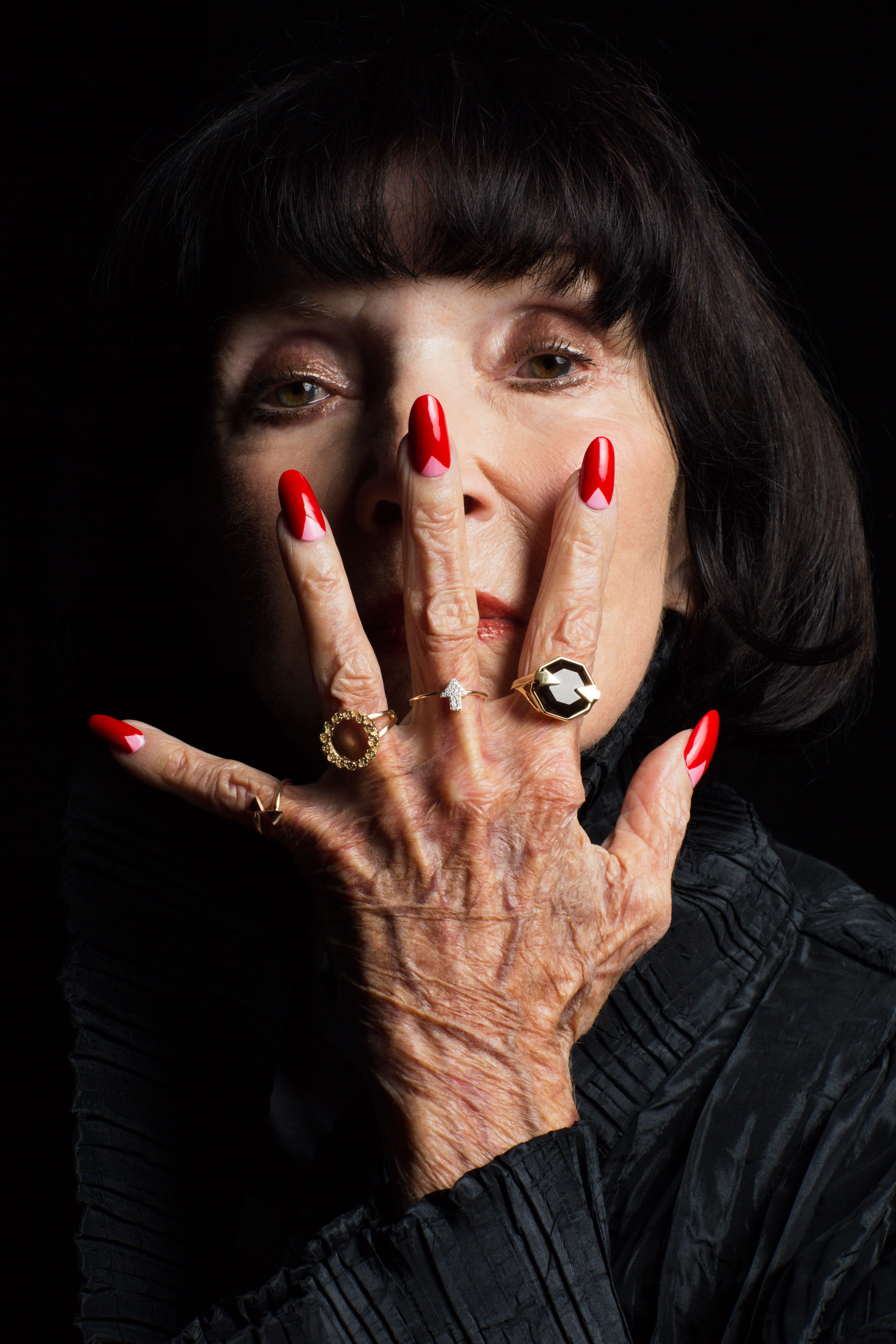 Ногти после 60. Ногти для бабушек. Ногти для женщин в возрасте. Маникюр для женщины. Маникюр для старушек.