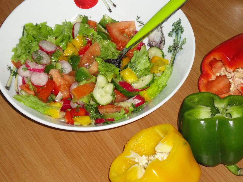 Рецепты из овощей для похудения. Салат из сырых овощей. Салаты для похудения из овощей. Салат только из овощей. Салат на грядке.