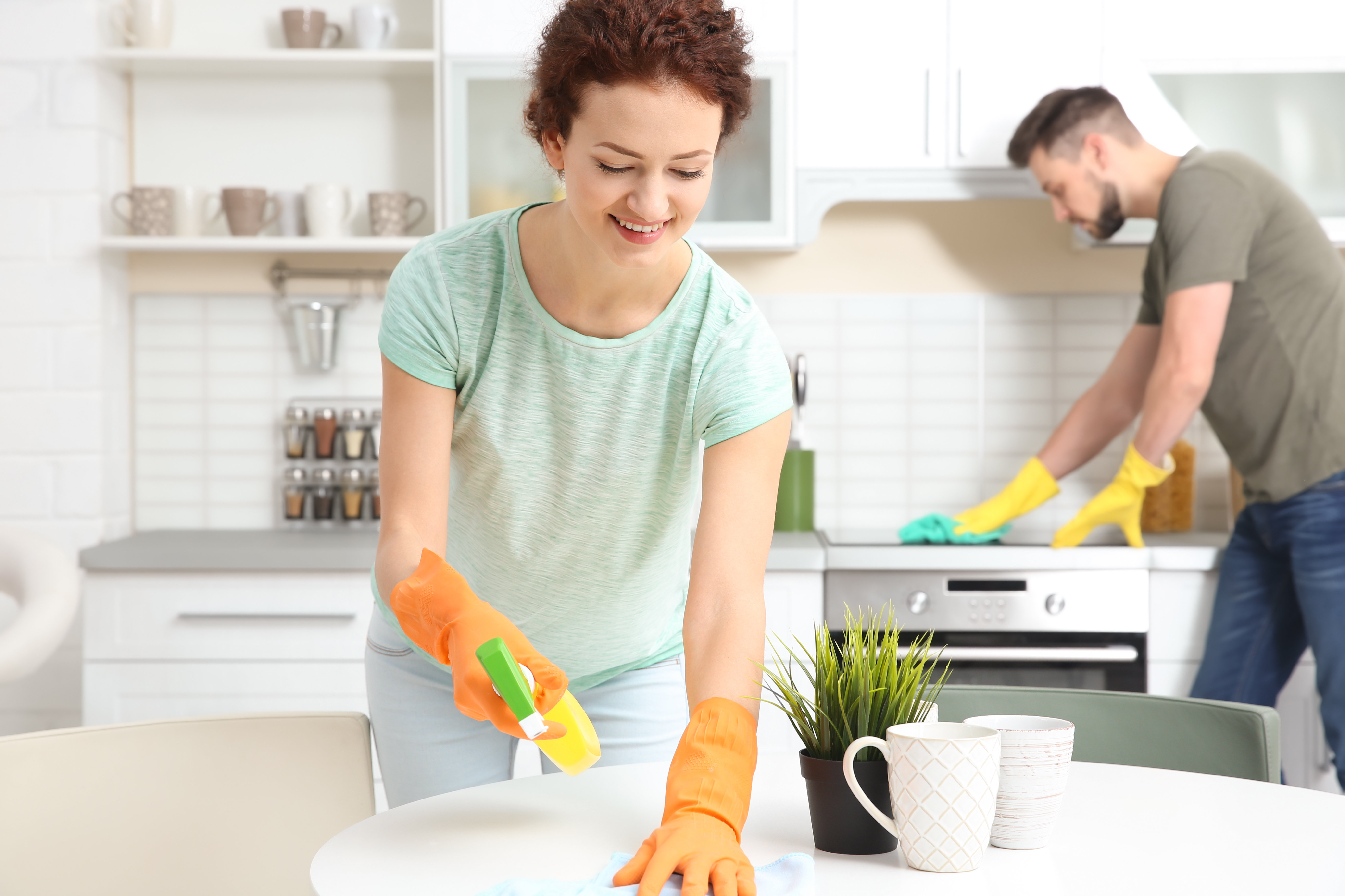 Семья моет посуду. Мужчина и женщина уборка. Мужчина и женщина убираются. Мужчина и домашние дела. Мужчина и женщина домашние дела.